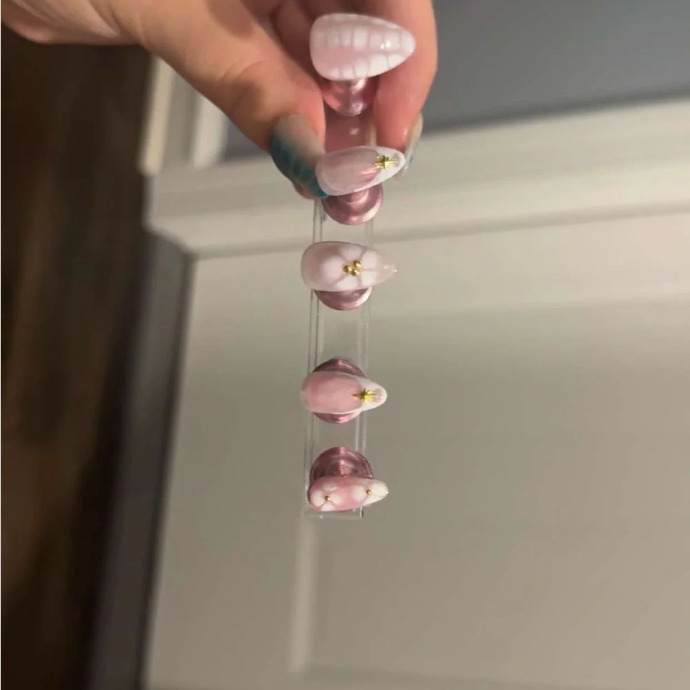 Custom Press-On Nails!! - Picture 7 of 9